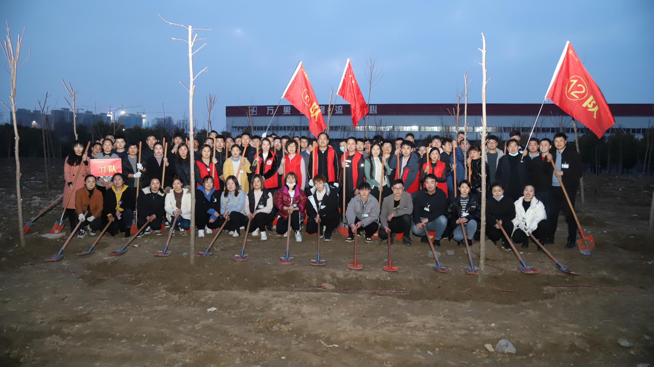 3.12植樹(shù)節(jié)：董事長(zhǎng)帶隊(duì)種植綠色 播種新的希望